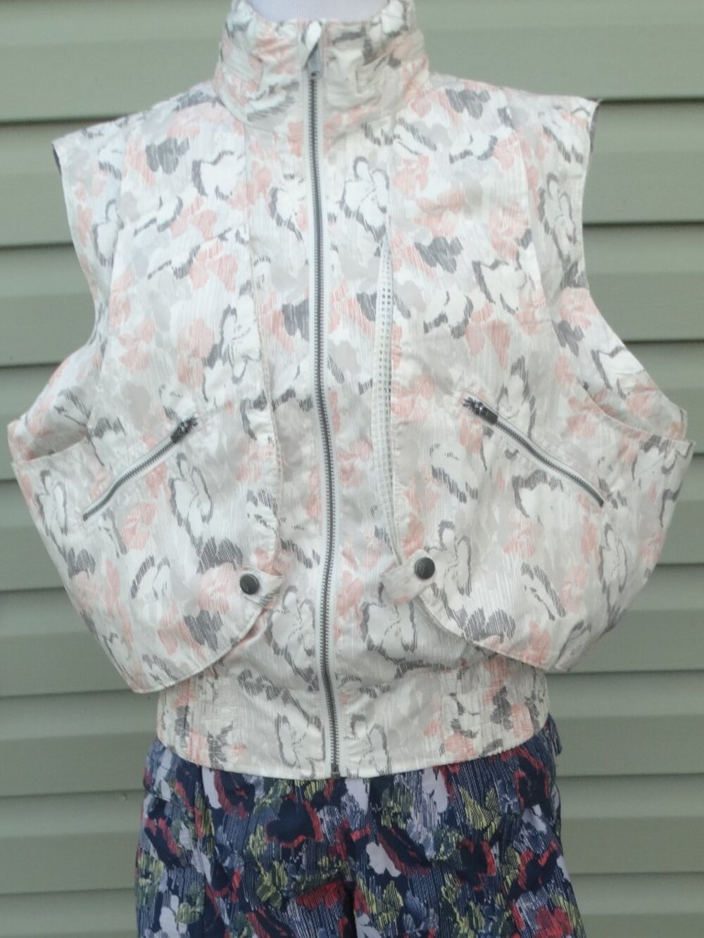 NWOT FREE PEOPLE FP MOVEMENT Medium OFF GRID vest w hood & cargo shorts SET $186